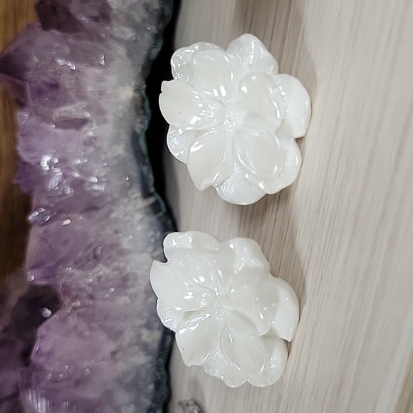 White Jasmine Bold Stud Earrings, 925 posts - Picture 3 of 8